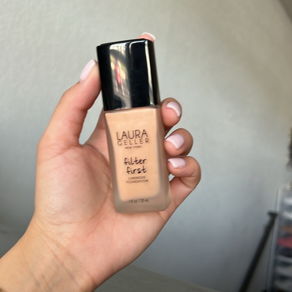 Laura Geller - Filter First liquid foundation. Golden medium.